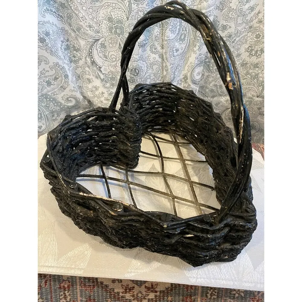 Valentines, Easter Rustic Vine Woven Heart Shaped Black Basket w/‎ Excelsior